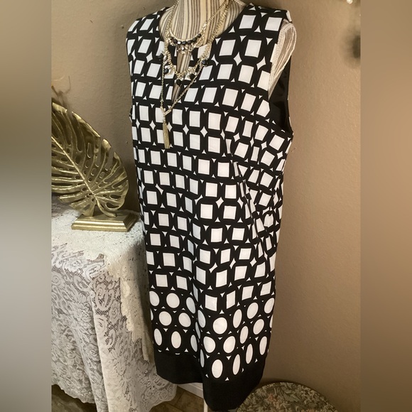 Studio I Classic Black & White MIDI dress. - Picture 10 of 16